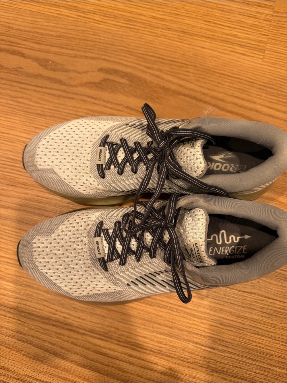 Brooks Levitate Women’s White/Silver Running Shoes Size 10